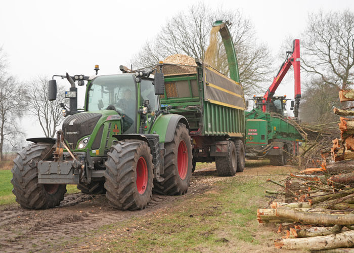 Scheper Lohnunternehmen Friesoythe - Jenz Hacker am Xerion